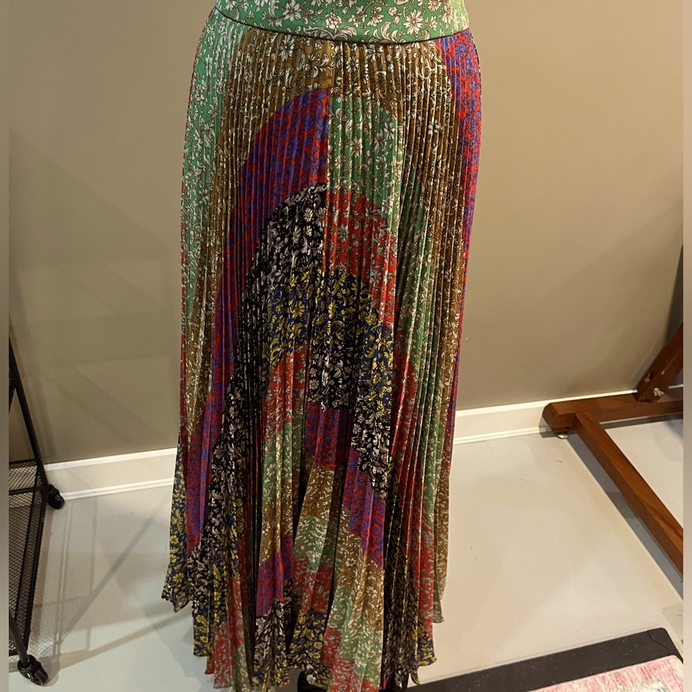 Alice and Olivia accordion pleat skirt. "Katz Jasmine" style and print.